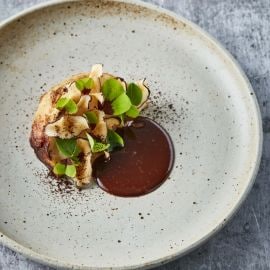 Gebraden knolselderij met chocolademolesaus en gember